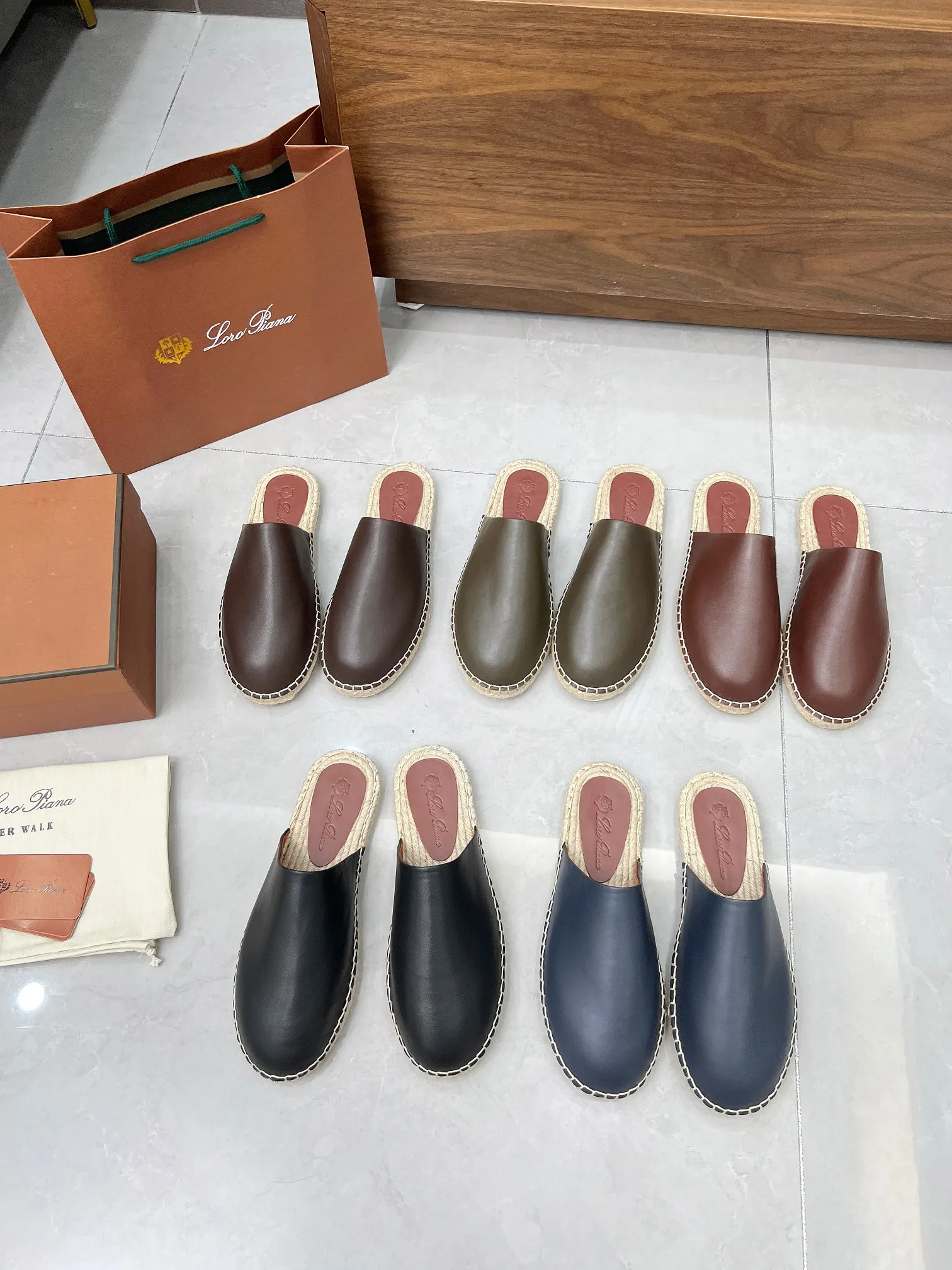 Men's men's shoes 💰520 🧚‍♂️.Loro Piana*👉Top genuine high-end fisherman's shoes and half-drag style👉Buy the original 1:1 copy💯💯💯 Founded the existing Loro Piana company on April 24, 1924. It is now the sixth generation of family business, providing high-quality products to customers who are discerning about taste and quality. ❤️Imported calfskin fabric. The lining is made of A-grade sweat-absorbent and breathable lining. 💯💯💯 Purely handmade. 💯Authentic packaging. Original one-to-one molded outsole. The favorite sandals of Middle Eastern tycoons. Code number: 39-46.